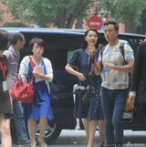 组图：高圆圆波点连衣裙现身 笑靥如花心情好