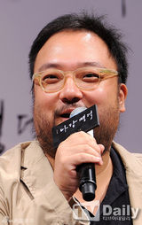 组图：郑雨盛忙不停 黑西装出席新片发布会