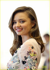 组图：米兰达悉尼捞金仙女范儿 露甜笑酒窝迷人