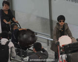 组图：马伊琍携父母出游缺文章 小女儿曝光