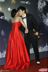 组图：戴佩妮夺2奖成大赢家 掌掴歌王林俊杰