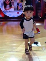 组图：曹格女儿与韩国小正太同场现身 撞脸喜感