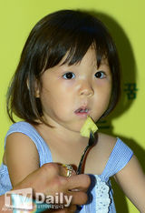 组图：秋小爱参加料理体验课 吃水果萌翻