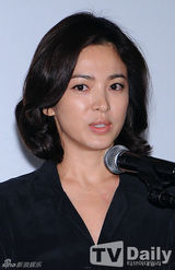 宋慧乔逃税风波后首现身 黑衣低调显憔悴