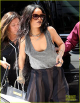 组图：不露不舒服星人 蕾哈娜真空出街坦荡凸点