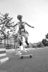 组图： 张欣奕玩滑板打篮球 “欣爷”范儿十足