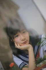 组图：少女萌萌哒！徐娇庆祝开学穿制服秀美腿