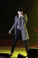 组图：张杰个唱努力玩时尚 中弹装花长袍上身