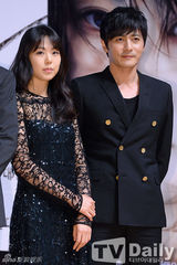 组图：《哭泣男人》张东健黑衣亮相 与粉丝互动