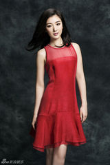 组图：毛晓彤时尚写真 眼神清澈神采灵动