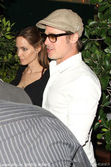 组图：皮特朱莉黑白配情侣装外出 被围堵忙护妻