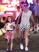 组图：凯蒂-赫尔姆斯热裤秀美腿 小苏瑞淑女装可爱