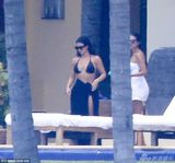 组图：卡戴珊日光浴晒美照 身材窈窕一览无遗