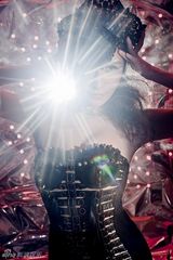 组图：萧亚轩曝新专辑封面 打造强烈视觉冲击