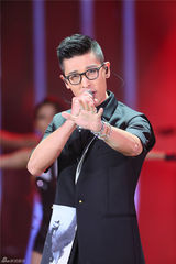 组图：小沈阳为爱妻沈春阳献歌 多亮携北舞校花共舞