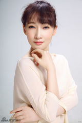 组图：孙嘉曝光新写真 温婉笑容展轻熟女魅力