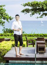 组图：赵达夏季清爽写真 忧郁眼神展暖男面