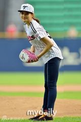 组图：新科韩国小姐金瑞妍打棒球 体型微胖大腿粗