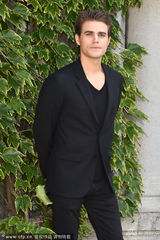 组图：吸血鬼Stefan乘快艇逛威尼斯 揽萝莉超模