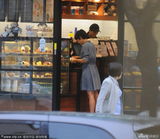 组图：马伊琍蓝色连衣裙似少女 跟风韩流买饮料