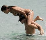 组图：女主播比基尼豪放露点 胸部浑圆肉贴男友