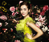 组图：李晟绚丽写真秀美腿 簇拥花海明艳动人