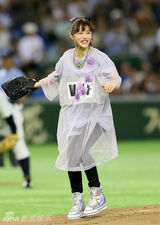 组图：石原里美棒球发球式 左手发球英姿飒爽