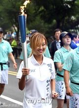 组图：韩星李诗英孝琳为亚运会传递火炬