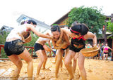 组图：比基尼美女参加泥浆战 美眉无节操互袭胸