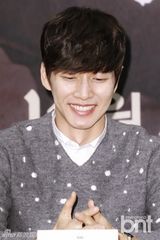 组图：《坏家伙》朴海镇穿洞洞衣宣传新剧