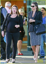 组图：贴心好闺蜜!米兰达潮装陪怀孕好友做检查