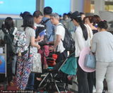 组图：姚晨素颜与家人现身机场 抱小土豆遭围观