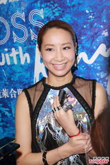 组图：吴雨霏半透视丝裙推广新专 避谈余文乐