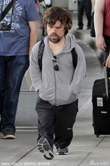 小恶魔彼特丁拉基现身机场 锁眉头心事重重(图)