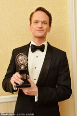 组图：尼尔《摇滚芭比》扮女装 无底线疯癫火辣