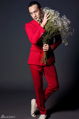 组图：黄觉红色西装抢镜 化身型男奶爸与花争艳