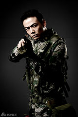 组图：《神犬奇兵》杨烁军装加身展冷峻魅力