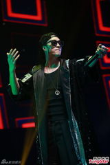 组图：苏志燮热情开秀 香港首演high翻全场