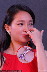 组图：周迅红裙亮相疑发福 秀婚戒露双下巴