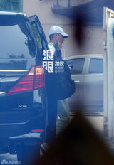 独家：文章与家人朋友吃饭 司机护送一路低头