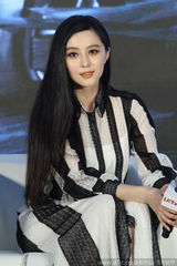 组图：范冰冰条纹长裙亮相 撩发甜笑显优雅大方