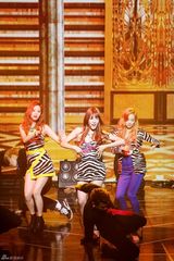 独家：少女时代TTS热辣献唱 下叉劈腿秀舞功