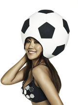 组图：Karey天天《YOLO》MV首播 为世界杯呐喊