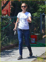 组图：娜塔莉-波特曼素颜出街仍如少女 对镜大笑萌人