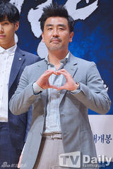 组图：李贞贤着水墨画连衣裙出席优雅含蓄