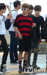组图：韩团防弹少年团赴美 休闲装仍帅气