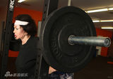 组图：史泰龙92岁母亲健身 筋肉紧实玩吊环举重