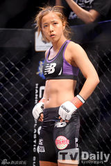 组图：韩星Nana等助阵宋佳妍拳坛出道战