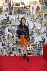 组图：范冰冰穿短裙亮相 与老总贴面吻秀亲密