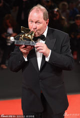 组图：《寒枝雀静》获金狮 导演罗伊激动献吻